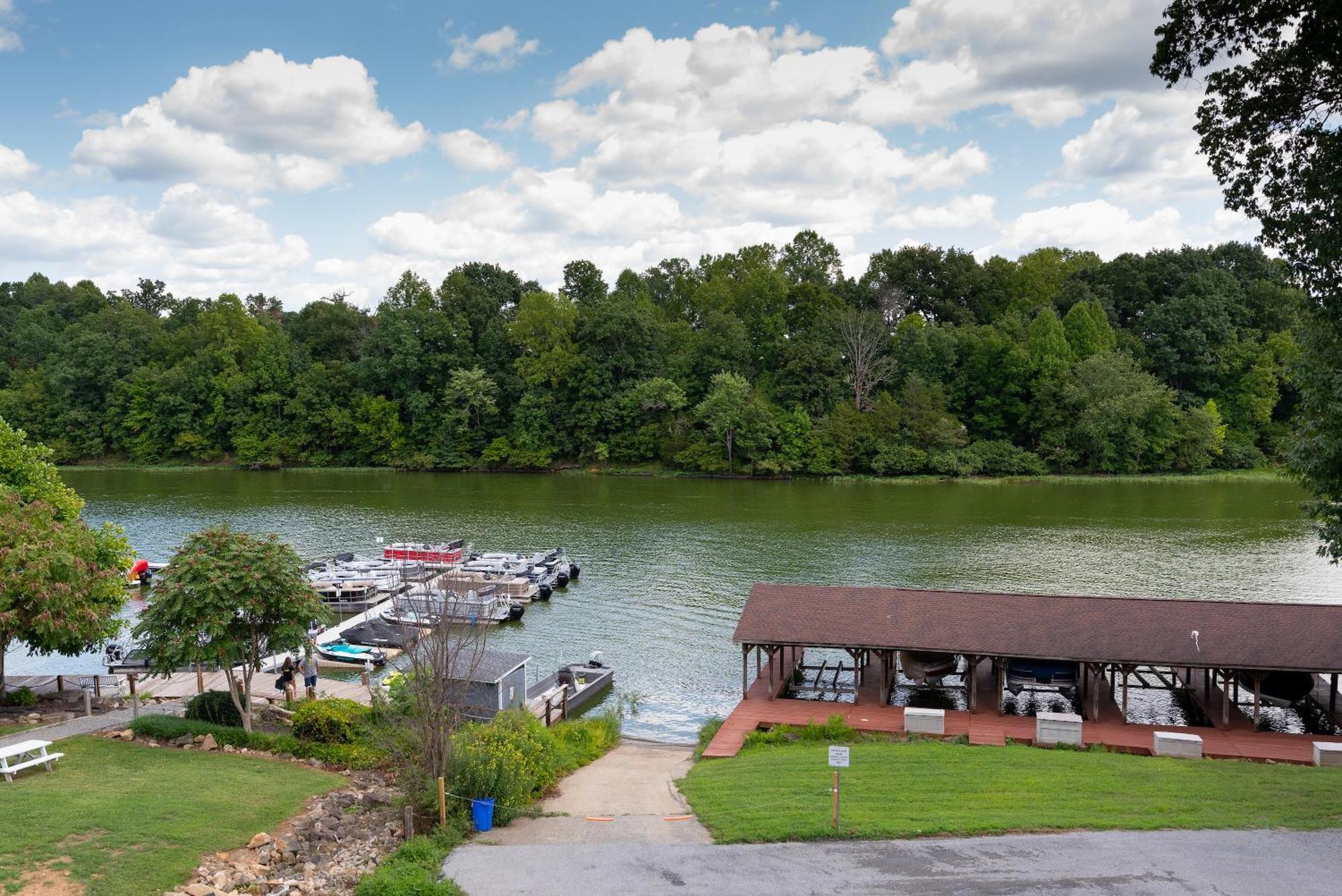 Boardwalk Hotel On Lake Anna By Kasa Mineral Bagian luar foto